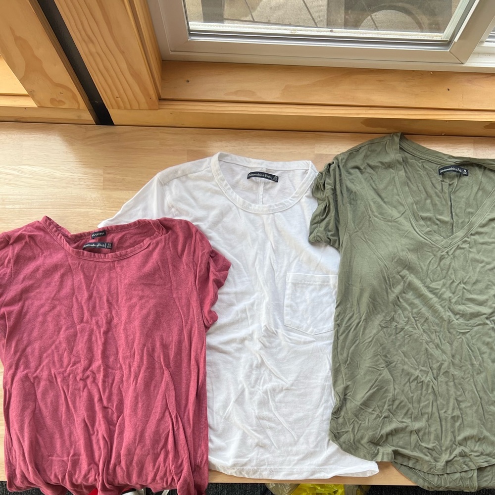 3 Abercrombie & Fitch T-Shirts XS